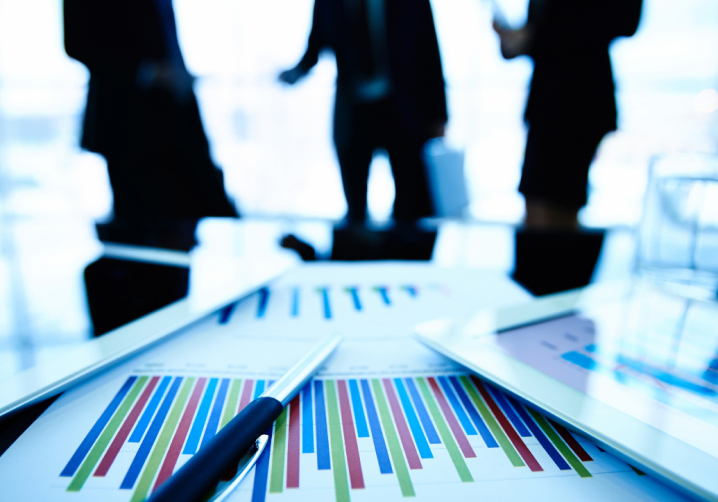 Business advisers meeting to discuss financial strategy